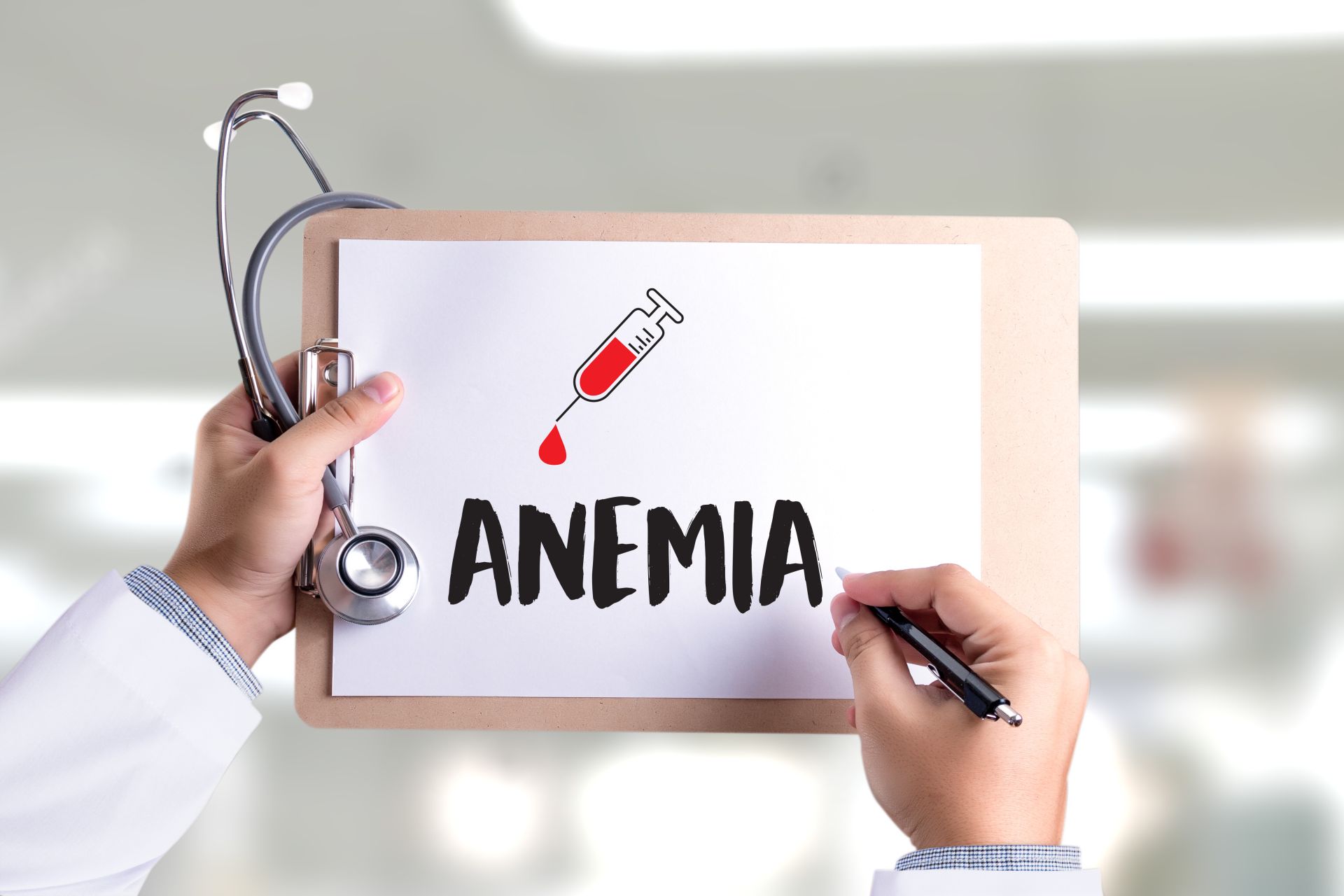Lekarz trzymający w ręku tabliczkę z napisem Anemia i stetoskop